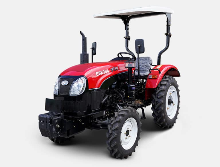 Trator YTO modelo ESK304 com capota, pintura vermelha e rodas robustas, exibido em ambiente externo com vegetação ao fundo.