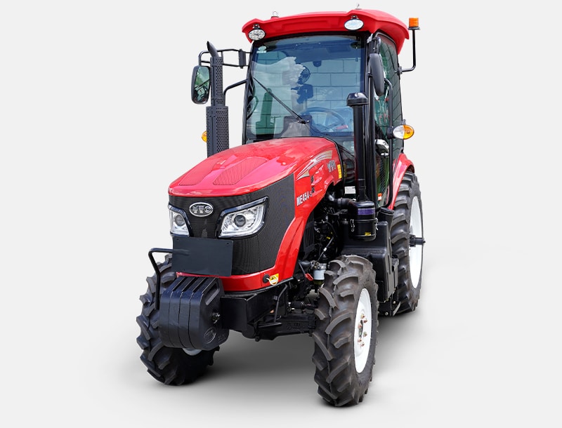 Trator YTO modelo ME454-5 com capô vermelho, rodas robustas e cabine compacta, exibido sobre fundo branco.