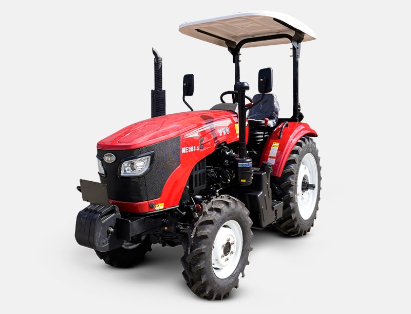 Trator YTO modelo ME 504-5 com estrutura compacta e capô vermelho em destaque, fotografado sobre fundo branco. O veículo agrícola possui rodas robustas, escapamento elevado e cobertura superior, ideal para operações em pequenas e médias propriedades rurais.