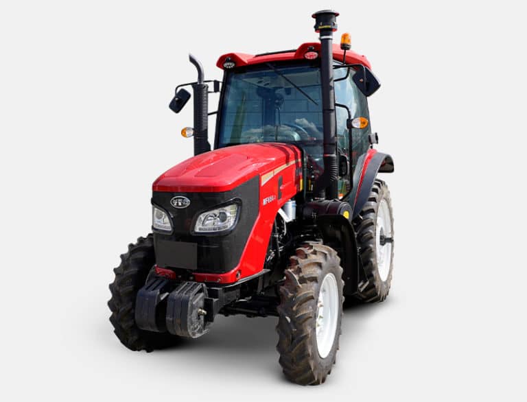 Trator YTO modelo MF654‑7 com cabine fechada, pintura vermelha vibrante e pneus robustos, apresentado contra fundo branco. O veículo agrícola possui design compacto, escapamento elevado e estrutura reforçada ideal para uso no campo.