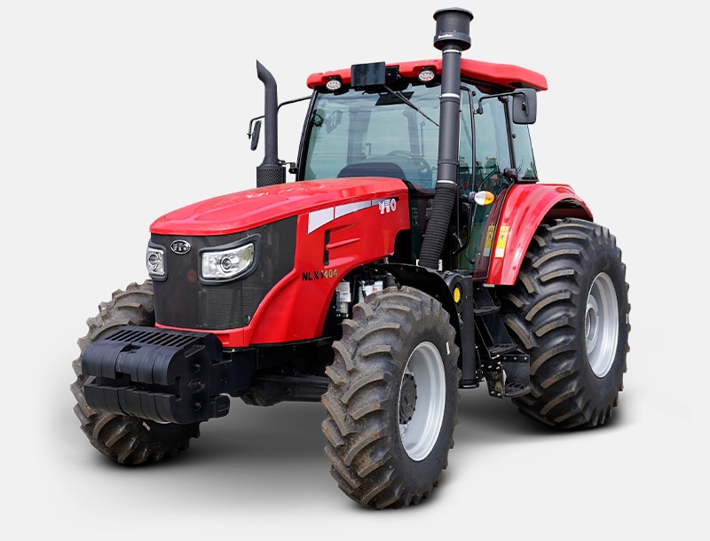 Trator YTO modelo NLX1404 com cabine fechada, carroceria vermelha e rodas de grande tração, exibido contra fundo branco e vermelho. Equipado com faróis modernos, escapamento vertical e estrutura robusta, ideal para uso agrícola intensivo.
