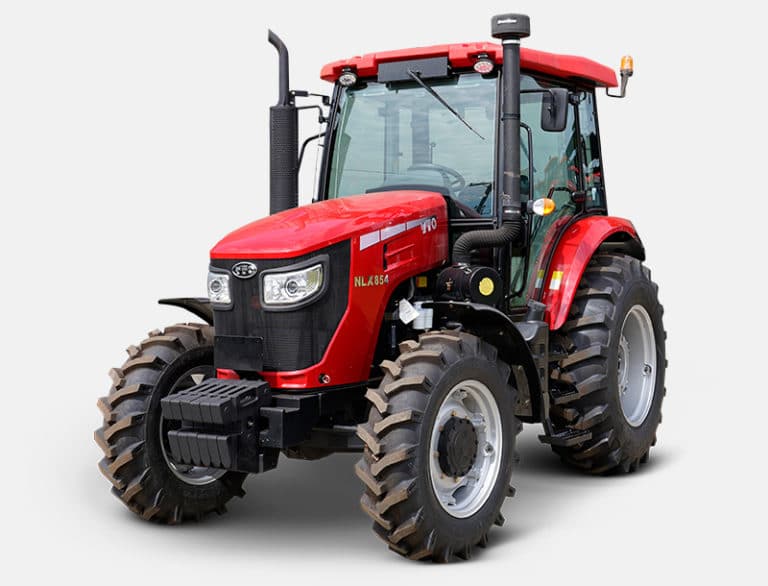 Trator YTO modelo NLX854 com cabine fechada, pintura vermelha vibrante e pneus robustos para terreno agrícola, exibido sobre fundo branco.