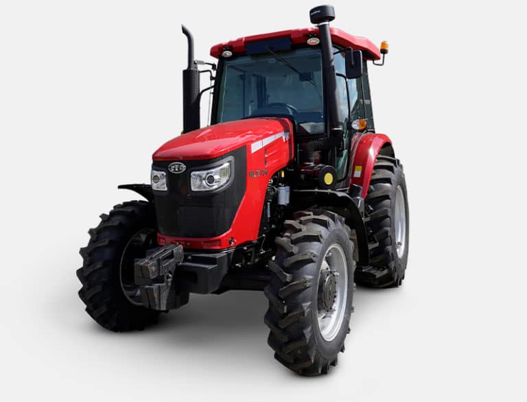 Trator YTO modelo NLX754 com cabine fechada, pintura vermelha brilhante e rodas robustas, mostrado em ambiente externo. Apresenta design resistente e versátil para uso agrícola.