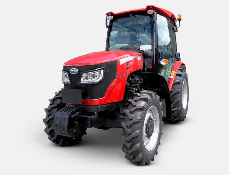 Trator YTO modelo NLX954F com cabine fechada, carroceria vermelha e rodas largas com pneus de alta tração, exibido sobre fundo branco. Apresenta faróis duplos, escapamento vertical e estrutura robusta para uso agrícola intenso.