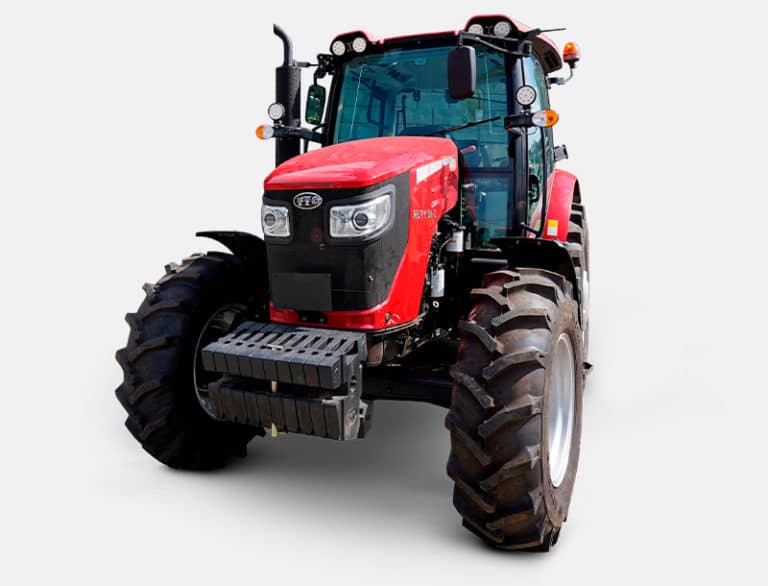 Trator YTO modelo NLY1104-S com cabine fechada, pintura vermelha e rodas robustas, apresentado em fundo branco. Apresenta faróis modernos, escapamento vertical e estrutura reforçada para trabalho no campo.